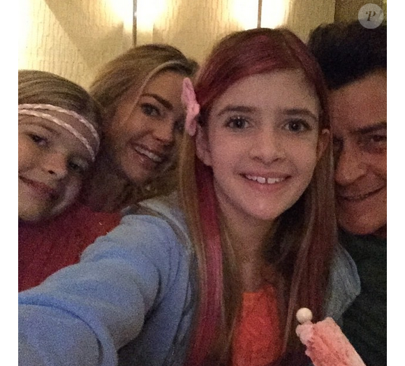 Denise Richards, son ex-mari Charlie Sheen et leurs deux filles Sam et Lola. Photo publiée sur Instagram au mois de mars 2015.