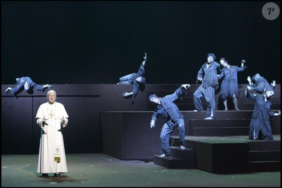 Marc Cassot en Jean-Paul II dans N'ayez pas peur, Palais des Sports de Paris, en septembre 2007.