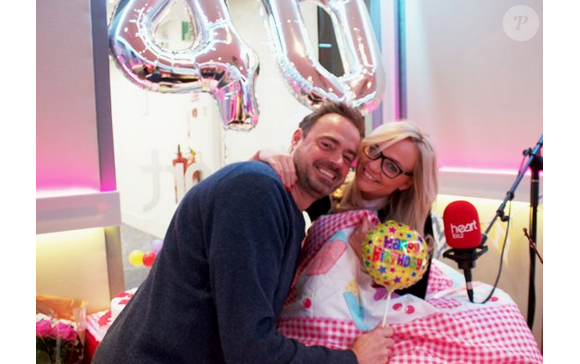 Emma Bunton fête son 40e anniversaire dans les locaux de la radio I Heart FM où elle anime une émission. Ses collègues lui ont installé un lit et des ballons, pour qu'elle puisse travailler directement depuis sous sa couette. Photo publiée sur Twitter.