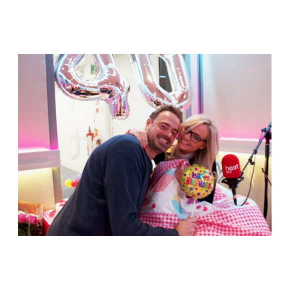 Emma Bunton fête son 40e anniversaire dans les locaux de la radio I Heart FM où elle anime une émission. Ses collègues lui ont installé un lit et des ballons, pour qu'elle puisse travailler directement depuis sous sa couette. Photo publiée sur Twitter.