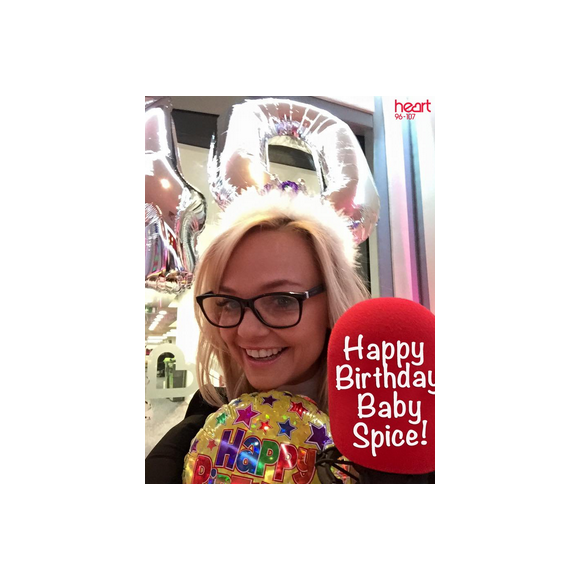 Emma Bunton fête son 40e anniversaire dans les locaux de la radio I Heart FM où elle anime une émission. Ses collègues lui ont installé un lit et des ballons, pour qu'elle puisse travailler directement depuis sous sa couette. Photo publiée sur Twitter.