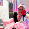 Emma Bunton fête son 40e anniversaire dans les locaux de la radio I Heart FM où elle anime une émission. Ses collègues lui ont installé un lit et des ballons, pour qu'elle puisse travailler directement depuis sous sa couette. Photo publiée sur Twitter.