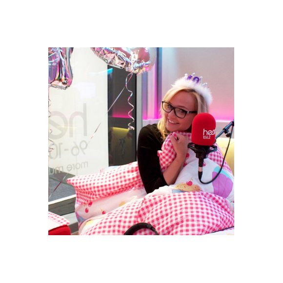 Emma Bunton fête son 40e anniversaire dans les locaux de la radio I Heart FM où elle anime une émission. Ses collègues lui ont installé un lit et des ballons, pour qu'elle puisse travailler directement depuis sous sa couette. Photo publiée sur Twitter.