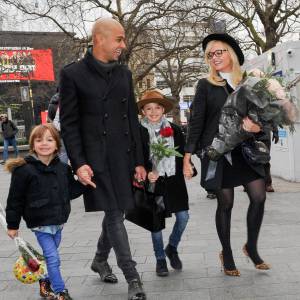 L'ancienne Spice Girls Emma Bunton aux côtés de son fiancé Tate Lee Jones et leurs enfants Jade et Beau arrivent dans les locaux de Capital Radio à Londres, le 21 janvier 2016