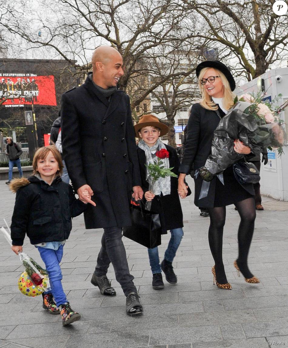 L'ancienne Spice Girls Emma Bunton aux côtés de son fiancé Tate Lee Jones  et leurs enfants Jade et Beau arrivent dans les locaux de Capital Radio à  Londres, le - Purepeople