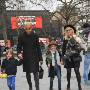 L'ancienne Spice Girls Emma Bunton aux côtés de son fiancé Tate Lee Jones et leurs enfants Jade et Beau arrivent dans les locaux de Capital Radio à Londres, le 21 janvier 2016
