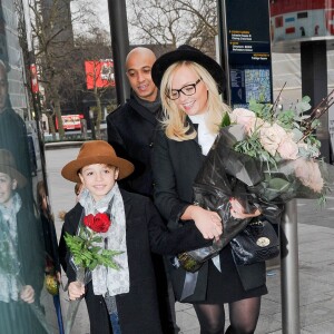 L'ancienne Spice Girls Emma Bunton aux côtés de son fiancé Tate Lee Jones et leurs enfants Jade et Beau arrivent dans les locaux de Capital Radio à Londres, le 21 janvier 2016
