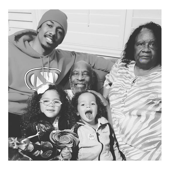 Nick Cannon et ses jumeaux Monroe et Moroccan, nés de son union avec Mariah Carey, ainsi que leurs grands-parents. Photo publiée sur Instagram au mois de janvier 2016.