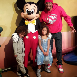 Nick Cannon et ses jumeaux Monroe et Moroccan, nés de son union avec Mariah Carey, passent la journée à Disneyland. Photo publiée sur Instagram au mois de janvier 2016.