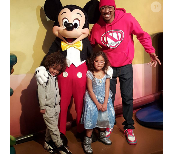 Nick Cannon et ses jumeaux Monroe et Moroccan, nés de son union avec Mariah Carey, passent la journée à Disneyland. Photo publiée sur Instagram au mois de janvier 2016.