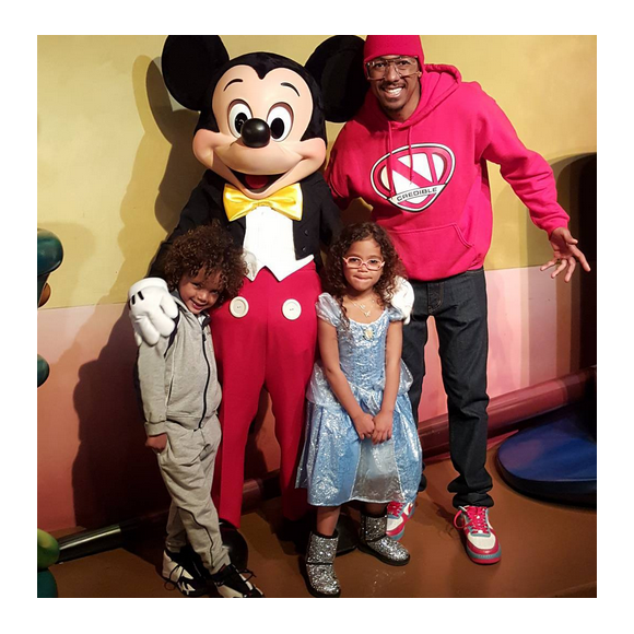 Nick Cannon et ses jumeaux Monroe et Moroccan, nés de son union avec Mariah Carey, passent la journée à Disneyland. Photo publiée sur Instagram au mois de janvier 2016.