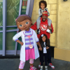 Nick Cannon et ses jumeaux Monroe et Moroccan, nés de son union avec Mariah Carey, passent la journée à Disneyland. Photo publiée sur Instagram au mois de janvier 2016.