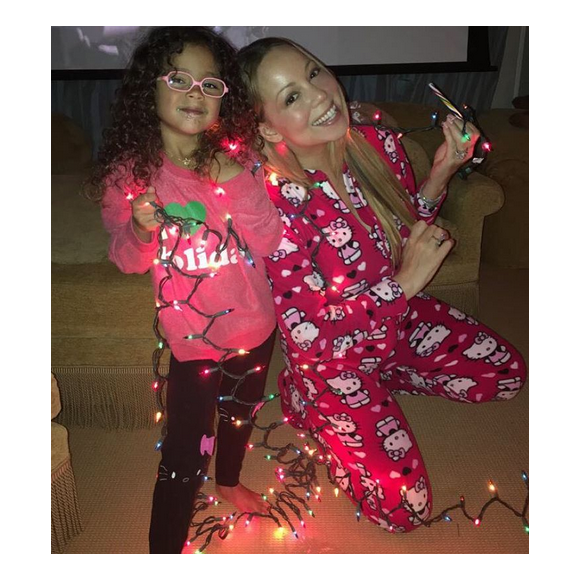 Mariah Carey (avec sa fille Monroe) a décidé de fêter Noël une deuxième fois, tandis qu'une tempête de neige s'abat sur la ville. Photo publiée le 23 janvier 2016 sur sa page Instagram.