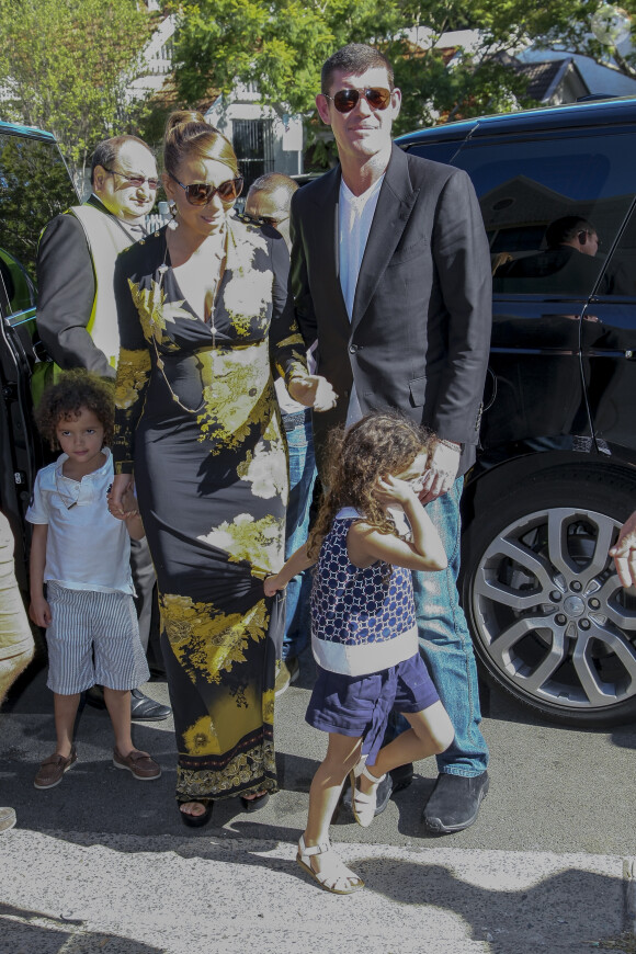 Exclusif - Mariah Carey, son compagnon James Packer et ses enfants Moroccan et Monroe sont arrivés à Sydney en Australie, avant de rejoindre Lachlan Murdoch (fils de l'homme d'affaires australo-américain Rupert Murdoch) et sa femme Sarah sur leur voilier de luxe de 42,6 mètres (le Sarissa) sur le port de Sydney pour une fête du jour de l'an le 1er janvier 2016 .