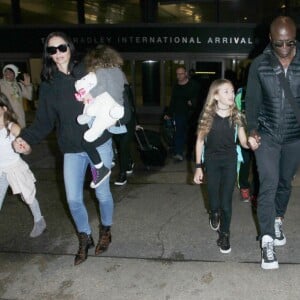 Seal et sa compagne Erica Packer enceinte arrivent avec leurs enfants respectifs à l'aéroport de LAX à Los Angeles, le 5 janvier 2016