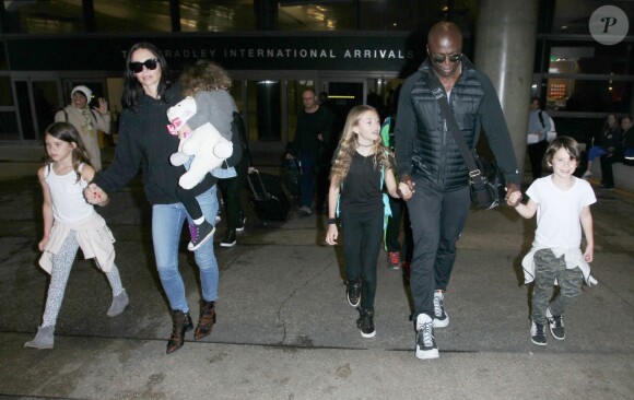 Seal et sa compagne Erica Packer enceinte arrivent avec leurs enfants respectifs à l'aéroport de LAX à Los Angeles, le 5 janvier 2016