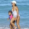 Christina Milian se baigne avec sa fille Violet à Miami, le 4 janvier 2016.