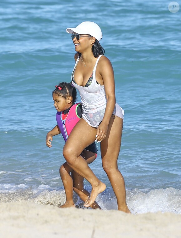 Christina Milian se baigne avec sa fille Violet à Miami, le 4 janvier 2016.