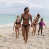 Christina Milian profite d'une belle journée ensoleillée avec sa fille Violet et des amies sur une plage à Miami, le 3 janvier 2016