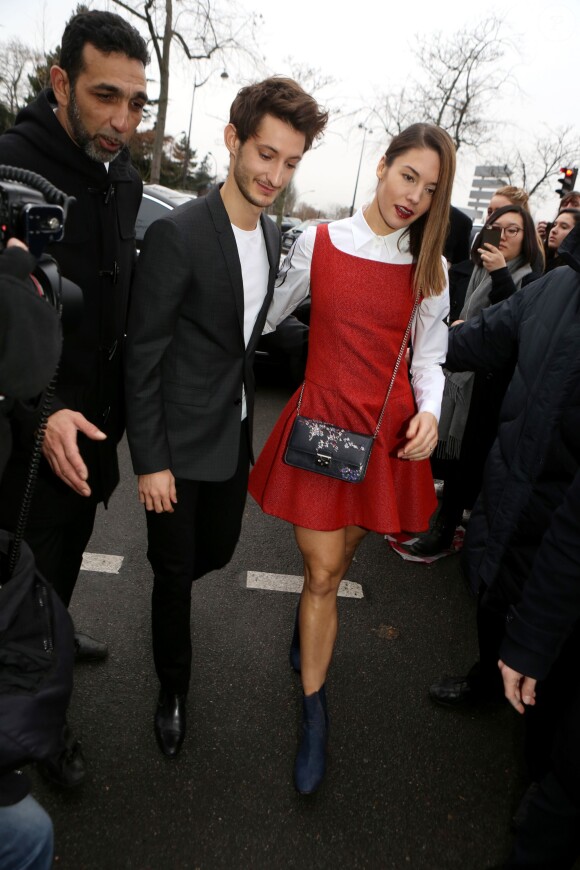 Pierre Niney et sa compagne Natasha Andrews arrivent au Tennis Club de Paris pour assister au défilé Dior Homme (collection automne-hiver 2016-2017). Paris, le 23 janvier 2016.