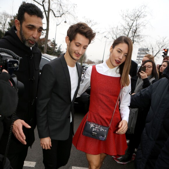 Pierre Niney et sa compagne Natasha Andrews arrivent au Tennis Club de Paris pour assister au défilé Dior Homme (collection automne-hiver 2016-2017). Paris, le 23 janvier 2016.