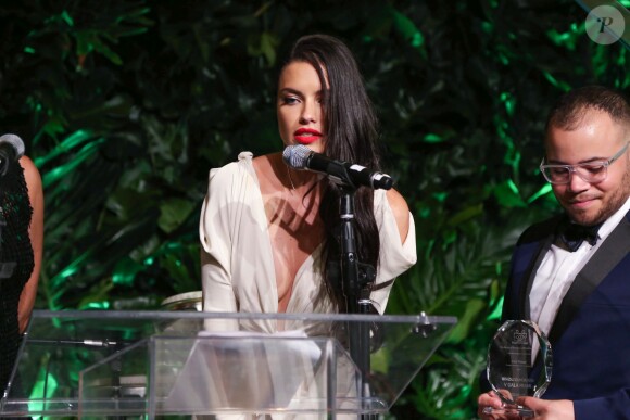 Adriana Lima invitée d'honneur à la Brazil Foundation V Gala Miami 2016 à Miami, le 23 janvier 2016