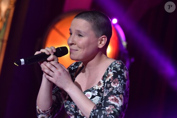 Anne Sila - Les 12 finalistes de 'The Voice' saison 4 chantent pour l'association "Tout Le Monde Chante Contre Le Cancer" pour les enfants malades à Disneyland Paris le 29 mars 2015.