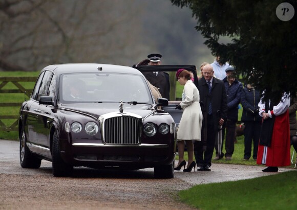 La princesse Eugenie d'York monte dans la Bentley de sa grand-mère la reine Elizabeth II après la messe dominicale à Sandringham le 24 janvier 2016.