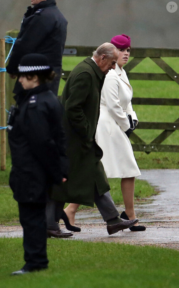 La princesse Eugenie d'York avec son grand-père le prince Philip à la messe dominicale à Sandringham le 24 janvier 2016.