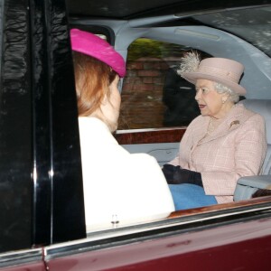 La princesse Eugenie d'York et la reine Elizabeth II rentrent en Bentley après la messe dominicale à Sandringham le 24 janvier 2016.