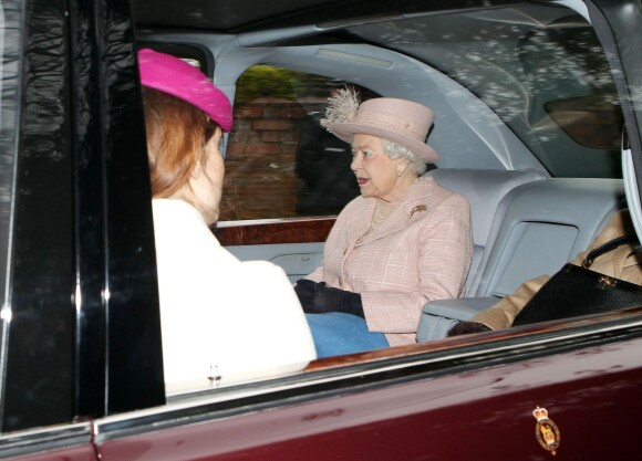 La princesse Eugenie d'York et la reine Elizabeth II rentrent en Bentley après la messe dominicale à Sandringham le 24 janvier 2016.