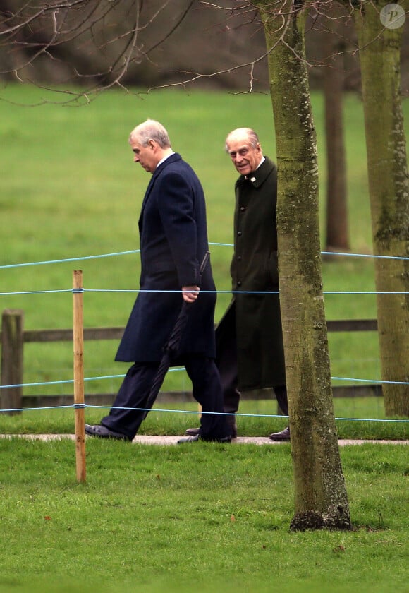 Le prince Andrew et le prince Philip après la messe dominicale à Sandringham le 24 janvier 2016.