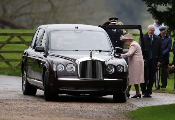 La reine Elizabeth II monte dans sa Bentley après la messe dominicale à Sandringham le 24 janvier 2016.