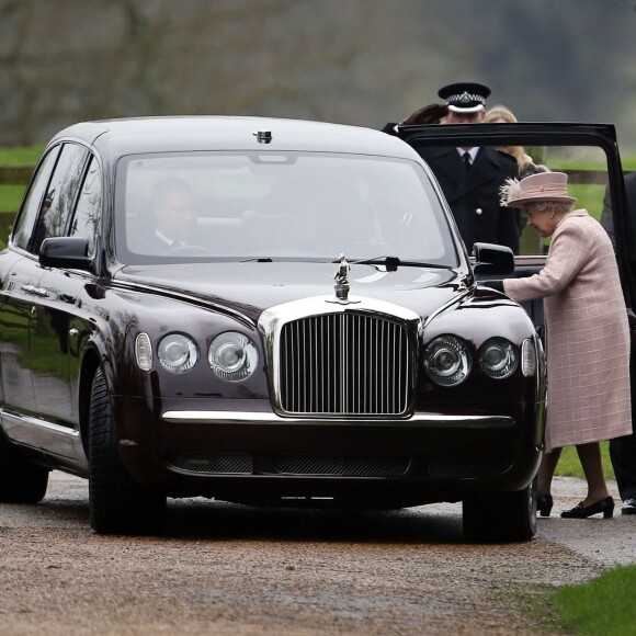 La reine Elizabeth II monte dans sa Bentley après la messe dominicale à Sandringham le 24 janvier 2016.