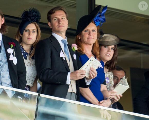 La princesse Beatrice d'York, son compagnon Dave Clark, sa mère Sarah Ferguson et sa soeur la princesse Eugenie d'York  au Royal Ascot le 19 juin 2015.