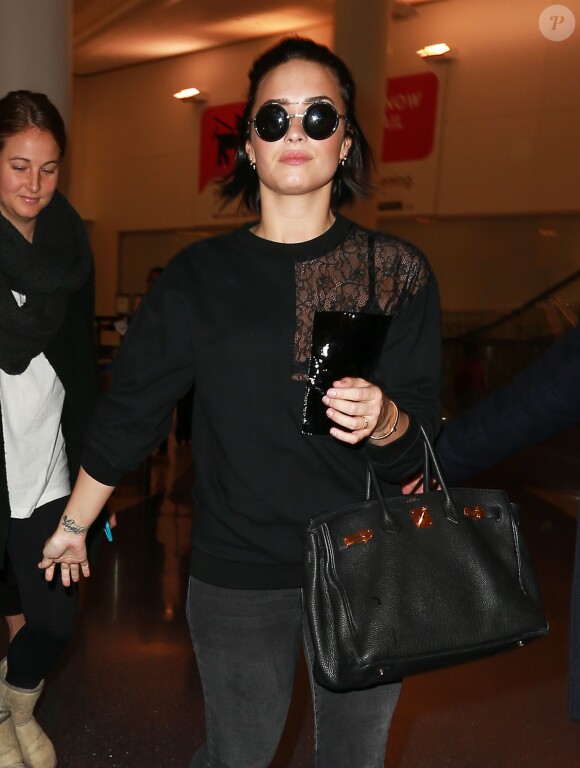 Demi Lovato arrive à Los Angeles le 22 janvier 2016.