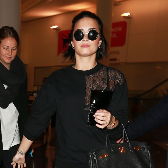 Demi Lovato arrive à Los Angeles le 22 janvier 2016.