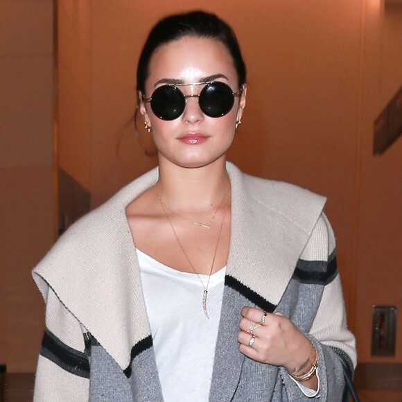 Demi Lovato prend un vol à l'aéroport de Los Angeles, le 20 janvier 2016.