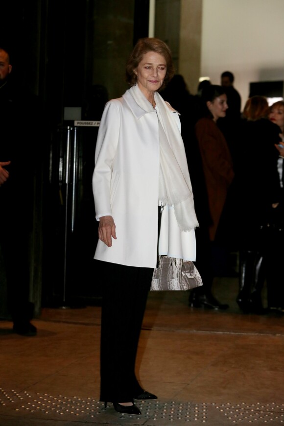 Charlotte Rampling arrive au Palais de Tokyo pour assister au défilé Giorgio Armani Privé (collection haute couture printemps-été 2016). Paris, le 26 janvier 2016.