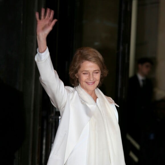 Charlotte Rampling arrive au Palais de Tokyo pour assister au défilé Giorgio Armani Privé (collection haute couture printemps-été 2016). Paris, le 26 janvier 2016.
