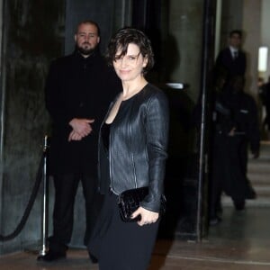 Juliette Binoche arrive au Palais de Tokyo pour assister au défilé Giorgio Armani Privé (collection haute couture printemps-été 2016). Paris, le 26 janvier 2016.