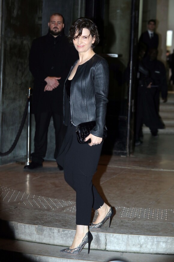 Juliette Binoche arrive au Palais de Tokyo pour assister au défilé Giorgio Armani Privé (collection haute couture printemps-été 2016). Paris, le 26 janvier 2016.