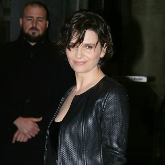 Juliette Binoche arrive au Palais de Tokyo pour assister au défilé Giorgio Armani Privé (collection haute couture printemps-été 2016). Paris, le 26 janvier 2016.