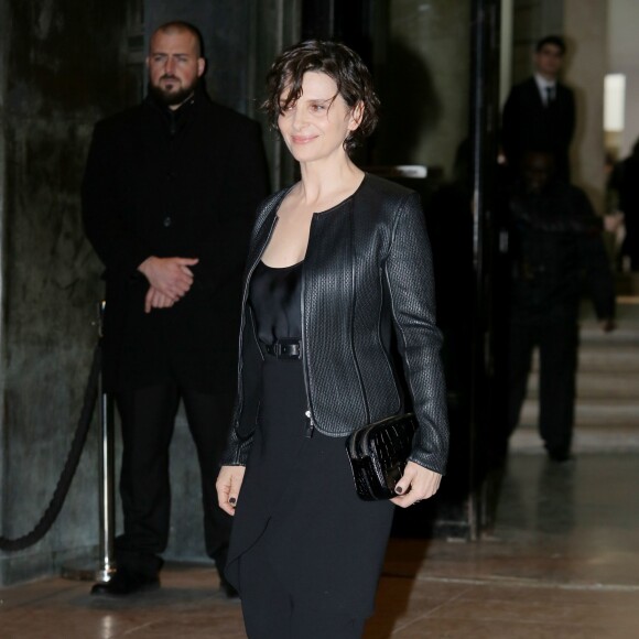 Juliette Binoche arrive au Palais de Tokyo pour assister au défilé Giorgio Armani Privé (collection haute couture printemps-été 2016). Paris, le 26 janvier 2016.