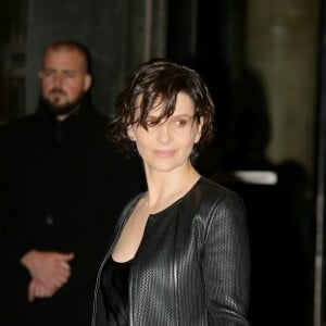 Juliette Binoche arrive au Palais de Tokyo pour assister au défilé Giorgio Armani Privé (collection haute couture printemps-été 2016). Paris, le 26 janvier 2016.