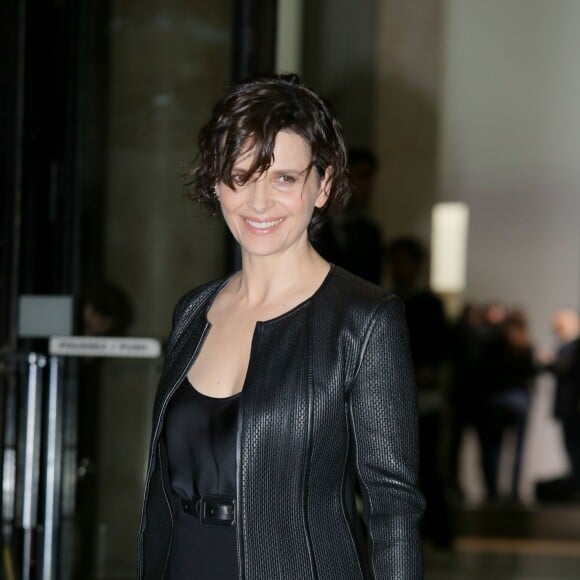 Juliette Binoche arrive au Palais de Tokyo pour assister au défilé Giorgio Armani Privé (collection haute couture printemps-été 2016). Paris, le 26 janvier 2016.