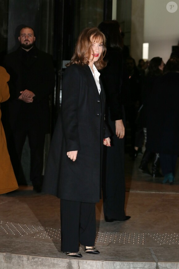 Isabelle Huppert arrive au Palais de Tokyo pour assister au défilé Giorgio Armani Privé (collection haute couture printemps-été 2016). Paris, le 26 janvier 2016.