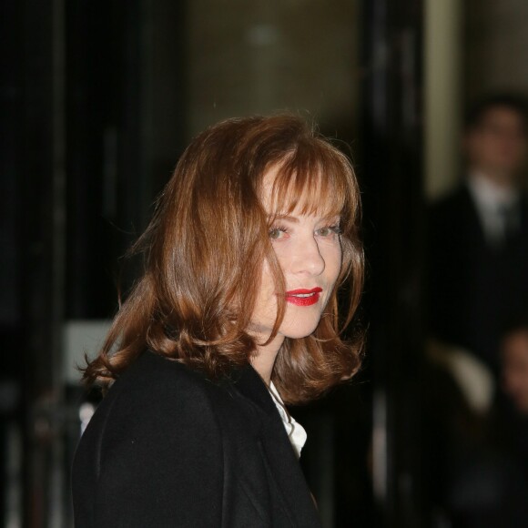 Isabelle Huppert arrive au Palais de Tokyo pour assister au défilé Giorgio Armani Privé (collection haute couture printemps-été 2016). Paris, le 26 janvier 2016.