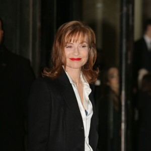 Isabelle Huppert arrive au Palais de Tokyo pour assister au défilé Giorgio Armani Privé (collection haute couture printemps-été 2016). Paris, le 26 janvier 2016.