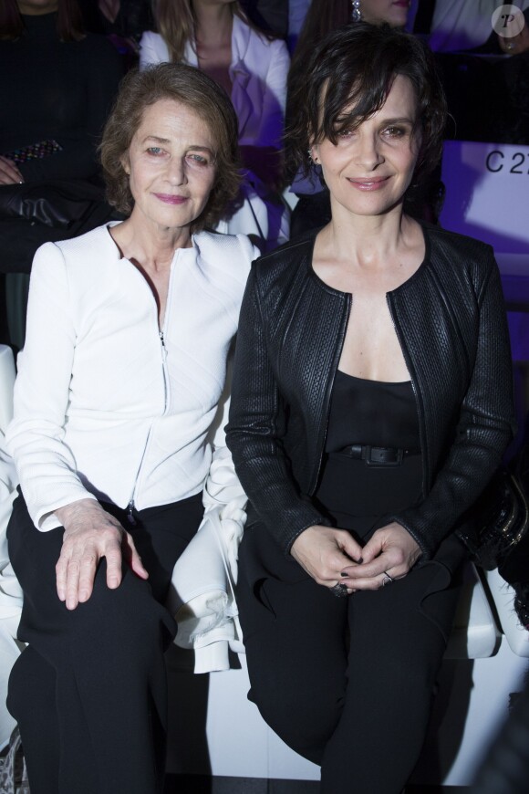 Charlotte Rampling et Juliette Binoche assistent au défilé Giorgio Armani Privé (collection haute couture printemps-été 2016) au Palais de Tokyo. Paris, le 26 janvier 2016.